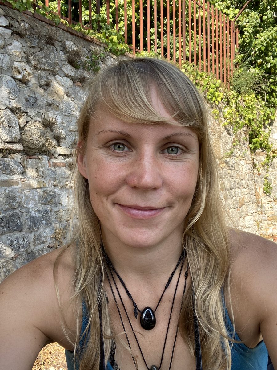 Patricia Murawski lächelnd im warmen Abendlicht